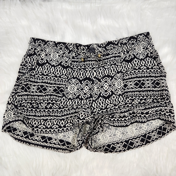 American Rag Black and White Aztec Pattern Tie Front Shorts - Picture 1 of 6